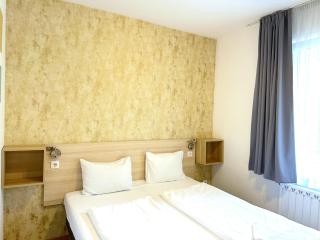 Prime Stay - Deluxe 2 Bedroom Family Apartment with Free Parking & Balcony - 4