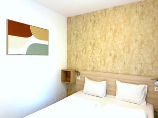 Prime Stay - Deluxe 2 Bedroom Family Apartment with Free Parking & Balcony - 2