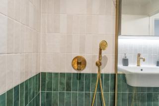 Lockside Haven - Stylish Canal-Side Retreat - 6