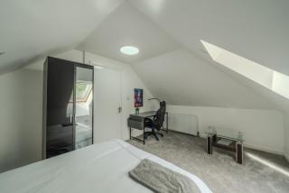 Modern 4-Bed Retreat in Prestwich, Perfect for Weekend Getaways - 9