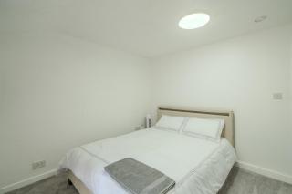 Modern 4-Bed Retreat in Prestwich, Perfect for Weekend Getaways - 8
