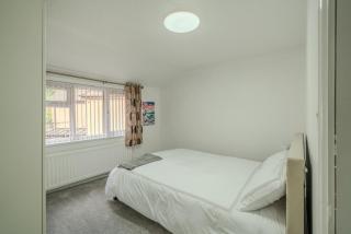 Modern 4-Bed Retreat in Prestwich, Perfect for Weekend Getaways - 7