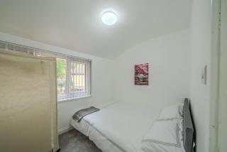Modern 4-Bed Retreat in Prestwich, Perfect for Weekend Getaways - 4