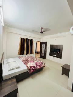 Hotel Chandram - 450mtr I 10min walking from ShreeNath Ji temple Nathdwara 966o9o1oo6 - 9