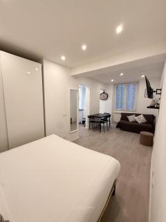 Suite just a few steps from the Station, Aquarium, and Rolli - 7
