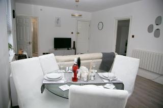 2 Bed Flat - Sleeps 3 - Wifi - Parking - 4