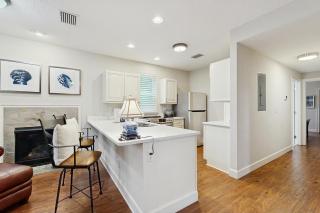 Stylish & sun-filled retreat with large patio & fireplace - near beaches & golf - 5