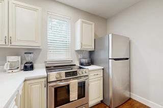 Stylish & sun-filled retreat with large patio & fireplace - near beaches & golf - 2