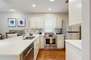 Stylish & sun-filled retreat with large patio & fireplace - near beaches & golf - 4