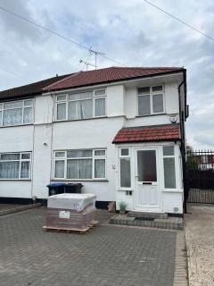 Spacious 2 Bedroom House in Kingsbury NW London - 3