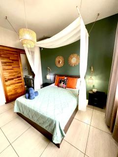 Luxury Westwood Apartment+pool - 9