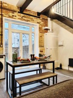 Stylish 2-Bed Home Near A11 - 3