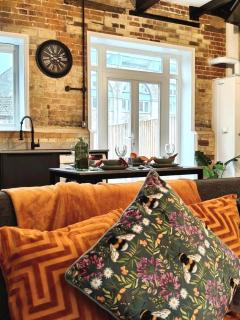 Stylish 2-Bed Home Near A11 - 2