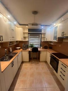 Prostran moderan apartman110 kvadrata u centru- 2 spavaće sobe, parking u dvoristu - 5