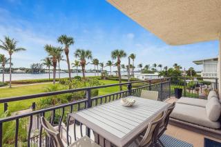 Modern Two Bedroom Beachside Retreat with Pool Acc - 0