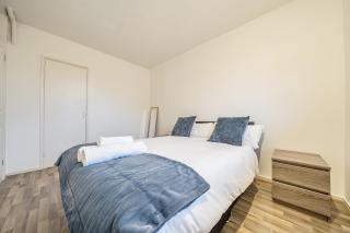 Comfortable and Modern 2-Bedroom Greenwich Apartment - 8