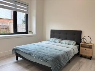 South surrey Secondary Suite with Kitchen - 3