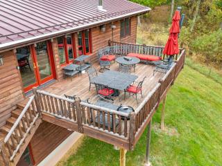 Family Mountain Escape w Private Suite Modern Comforts - 9
