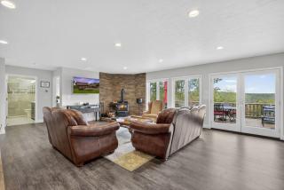 Family Mountain Escape w Private Suite Modern Comforts - 3