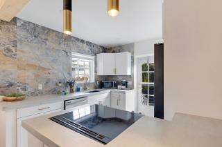 Spacious 3br 2ba Cottage Steps to Water & Downtown - 4