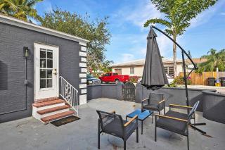 Spacious 3br 2ba Cottage Steps to Water & Downtown - 3