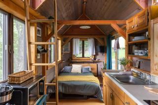 Caboose Tiny Home on river with hot tub near Stowe - 8
