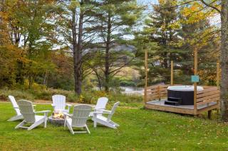 Caboose Tiny Home on river with hot tub near Stowe - 7