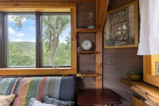 Caboose Tiny Home on river with hot tub near Stowe - 5