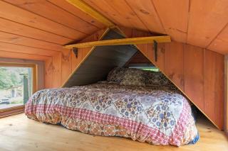 Caboose Tiny Home on river with hot tub near Stowe - 4
