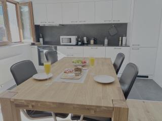 Liftside Terrace Retreat Modern & Cozy - 8