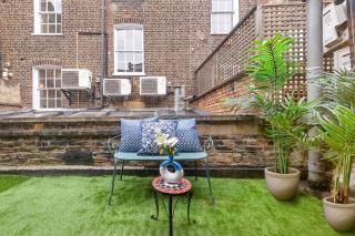 Elegant Mews Retreat by Harrods - 1