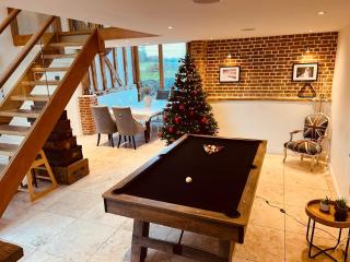 Luxury barn with pool table near Southwold - 8