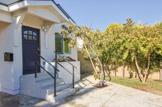 Bright & Charming 3BR Home 10 Mins from Venice Beach - 0