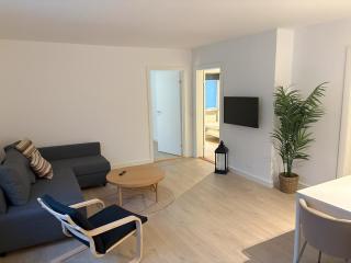 Bright and spacious 3 bedroom with balcony close to the city - 0