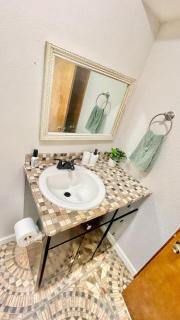 Rare to find 2 bedrooms 1 King bed & 2 Twins beds 2 bathrooms - 6