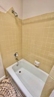 Rare to find 2 bedrooms 1 King bed & 2 Twins beds 2 bathrooms - 9