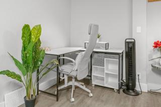 “Brick & Bloom” DT Loft | FreePrkg |AC+Firepl+Wifi - 2