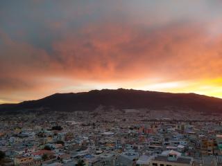 Departamento cerca Solca, Embajada Americana y Estadio Atahualpa con vista al COTOPAXI y la CIUDAD - 8
