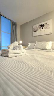 Bright 2BR Close to Seabus, and Lower Lonsdale - 4