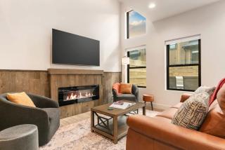 Vibrant Home with Hot Tub AC & 2 Car Garage - 3