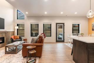 Vibrant Home with Hot Tub AC & 2 Car Garage - 1