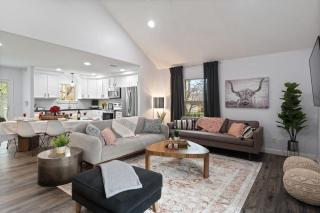 Lake LBJ Compound 2 Homes Side-by-Side Sleeps 25 Pool Hot Tub Great Fishing - 6