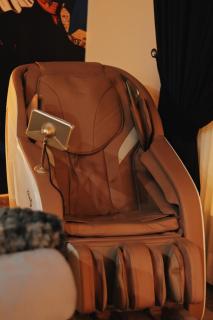 Feathers by 2ndHome with massage chair - 4