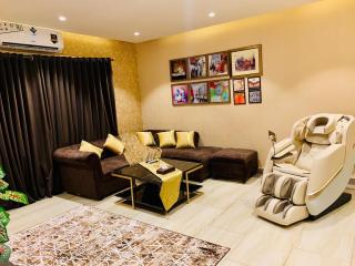 Gold Rush by 2ndHome Equipped with massage chair - 2