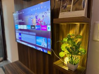 Comfort Stay near CyberHub - 300 Mbps WiFi - 1BHK - 4