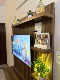 Comfort Stay near CyberHub - 300 Mbps WiFi - 1BHK - 1