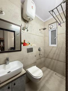 Comfort Stay near CyberHub - 300 Mbps WiFi - 1BHK - 9