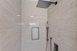 Spacious 4-bedroom house in Prime Location - 5