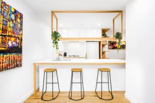 Luxe Tri-Level Opp Westfield Pool Gym Park for 2 - 5