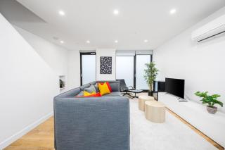 Luxe Tri-Level Opp Westfield Pool Gym Park for 2 - 1